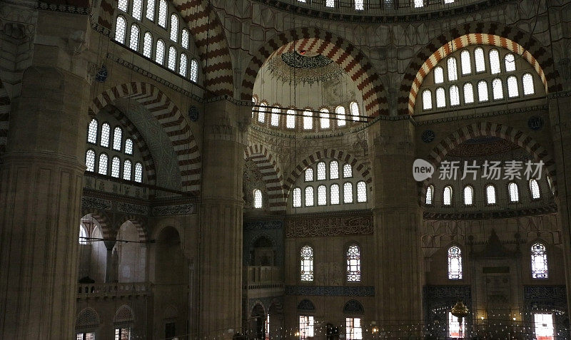 Edirne Selimiye清真寺天花板，圆柱，圆顶和墙壁细节，穹顶上有阿拉伯文字